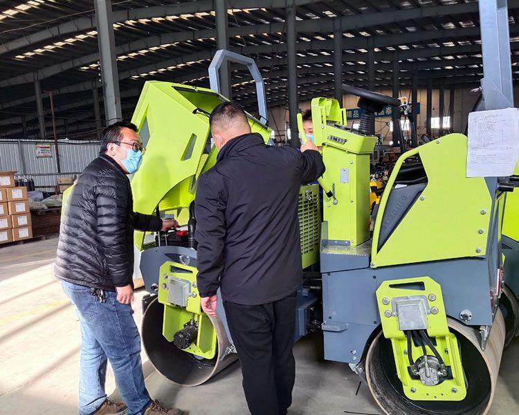 客戶(hù)千里迢迢來(lái)廠(chǎng)試乘試駕奔馬三噸壓路機BM3000